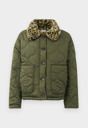 Veste matelassée vert olive avec un col en fausse fourrure à imprimé léopard, boutons sur le devant et deux poches plaquées. Tissu texturé avec une finition lisse.