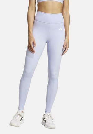 Helle lila Leggings aus elastischem Stoff, mit hohem Bund und einem kleinen weißen Logo am Oberschenkel. Glatte Textur, slim fit.