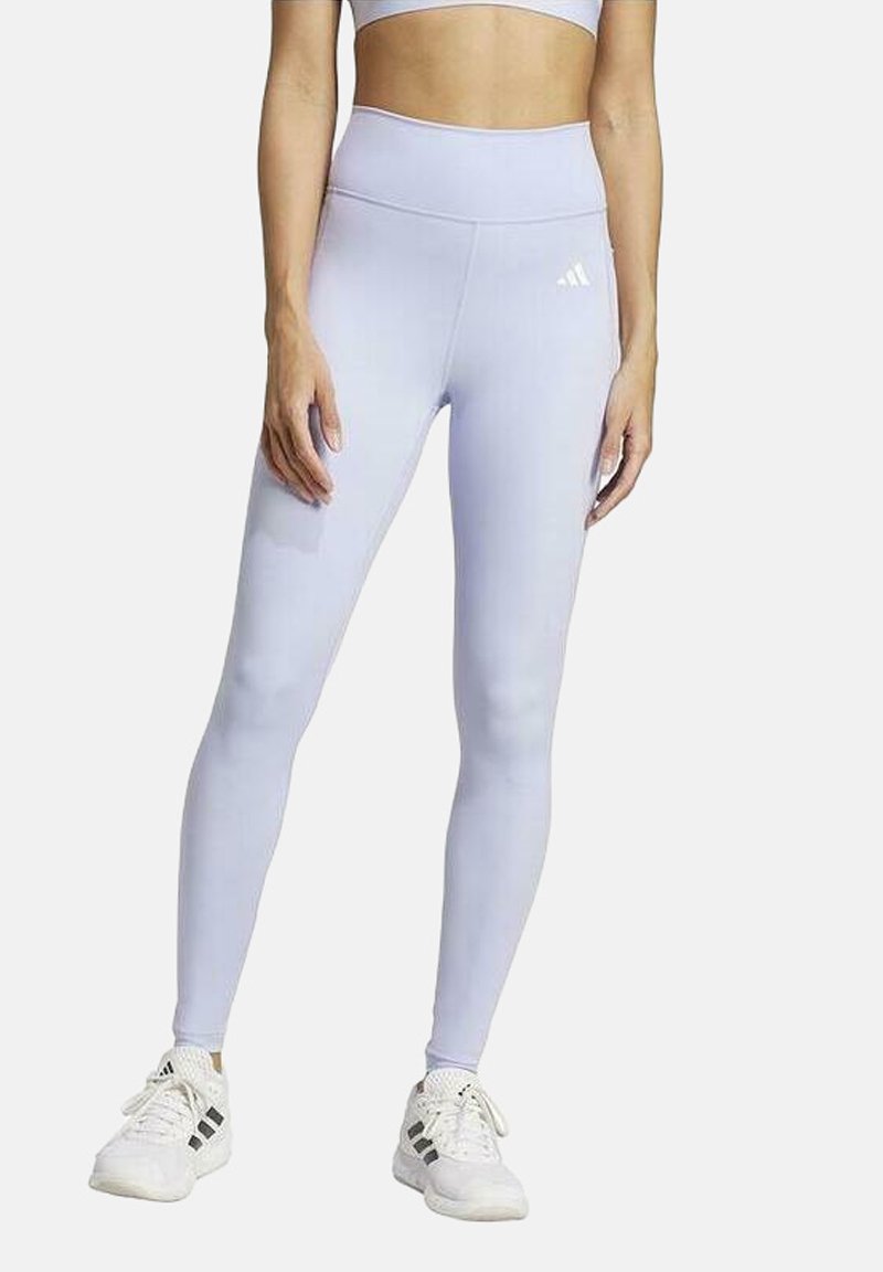 Helle lila Leggings aus elastischem Stoff, mit hohem Bund und einem kleinen weißen Logo am Oberschenkel. Glatte Textur, slim fit.