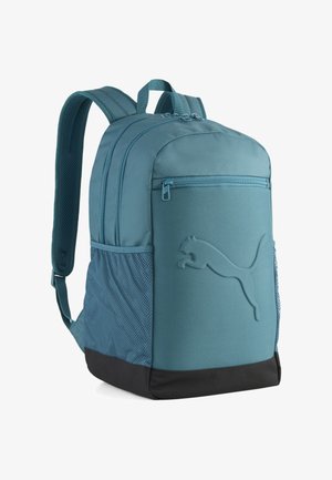 Türkisblauer Rucksack mit schwarzem Boden, vorderer Reißverschlusstasche, seitlichen Netzfächern, gepolsterten Schultergurten und eingeprägtem Puma-Logo auf der Vorderseite.