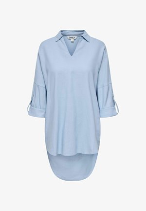 Šviesiai mėlyna marškinėlių tunika su V formos kaklu, trimis ketvirtadaliais rankovėmis, suvoliotomis iki alkūnių ir kreiptu hemu. Pagaminta iš minkštos medžiagos.