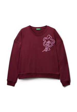 Bordový svetr s kulatým výstřihem, spadlými rameny a zkráceným lemem. Na přední straně má růžovou květinovou výšivku.