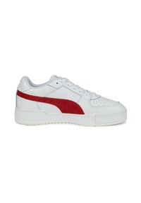 Sneaker bianco a bassa top con striscia in suede rossa, punta perforata, lacci bianchi e suola texturizzata, mostrato in prospettiva laterale.