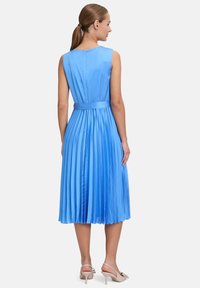 Blaues plissiertes Kleid mit figurbetontem Oberteil, rundem Ausschnitt und Taillengürtel. Glatte Textur mit einem Reißverschlussverschluss auf der Rückseite.