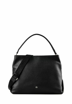 Schwarze strukturierte Lederhandtasche mit schlankem oberen Griff und breitem, verstellbarem Schulterriemen vor weißem Hintergrund.