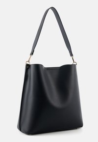 Bolso tote de cuero negro con una textura suave, una abertura superior ancha y un solo asa ajustable para el hombro. Presenta detalles en hardware dorado.