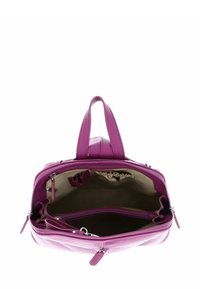 Sac à main en cuir violet avec deux poignées supérieures. Comprend une fermeture éclair, une doublure en tissu et plusieurs poches intérieures pour l'organisation.