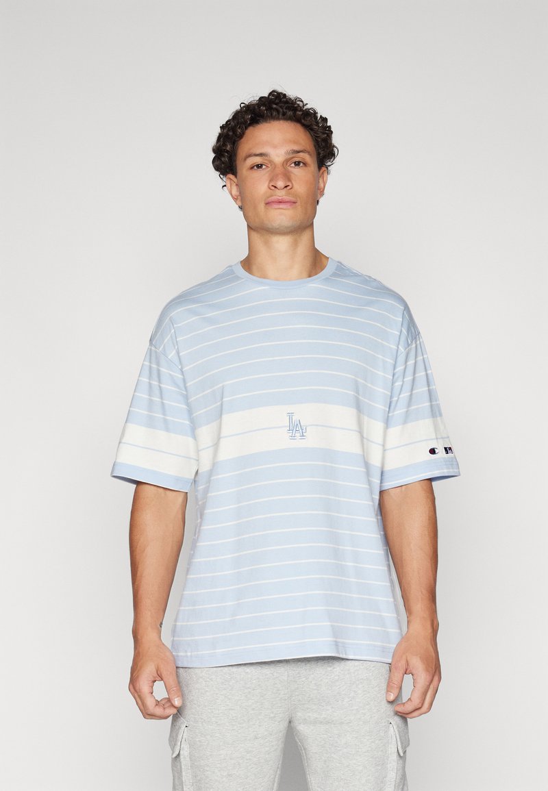 Lysblå stribet t-shirt med hvide vandrette striber, rund halsudskæring og logo detalje på brystet og ærmet, lavet af blødt bomuldsstof.