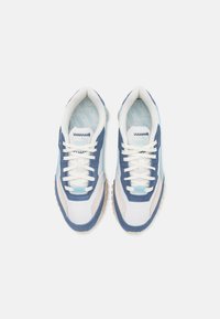 Vârfuri sport cu o parte superioară albastră și albă, realizate din materiale de velur și plasă, cu vârf rotund, șireturi albe și talpă din cauciuc texturat.