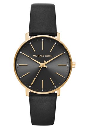 Michael Kors ur med sort læderrem, guldkasse, sort urskive, gyldne timemarkører, krystalaccenter og tre gyldne visere, der viser 10:09:34.