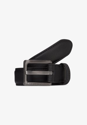 Czarny skórzany pasek z fakturowaną powierzchnią, prostokątną klamrą w kolorze srebrnym oraz wygrawerowanym logo na pasku.