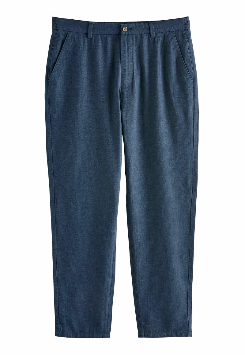 Pantalon bleu marine avec fermeture par bouton et zip, poches latérales, passants pour ceinture, et coupe droite.