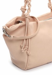 Borsa a mano in pelle rosa chiaro con manici intrecciati, chiusura con cerniera e dettagli annodati. Texture liscia e forma strutturata.