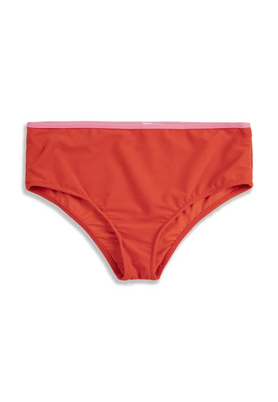 Culottes de bikini taille haute pour femmes en tissu rouge vif avec une bordure rose pâle le long de la ceinture sur fond blanc.
