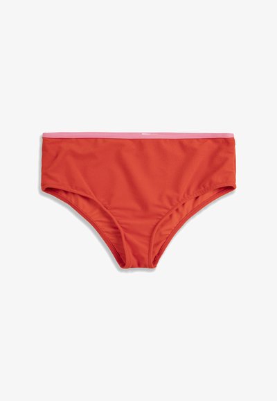 Culottes de bikini taille haute pour femmes en tissu rouge vif avec une bordure rose pâle le long de la ceinture sur fond blanc.