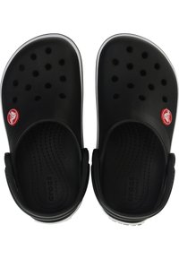 Zoccoli Crocs neri con fori di ventilazione, texture del fondo scanalata e suola bianca. Accento del logo rosso sul lato.