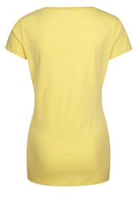Camiseta amarilla de manga corta con escote redondo y una tela suave, ligeramente texturizada. Silueta ajustada, sin patrones ni acentos visibles.