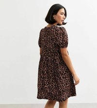 Robe en imprimé léopard marron et noir, longueur genoux, manches courtes bouffantes, taille froncée, tissu doux, avec un col rond et un détail au dos.