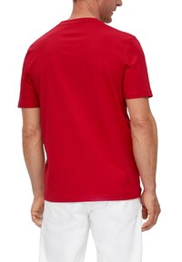 s.Oliver MIT FRONTPRINT - T-shirt imprimé - preiselbeere