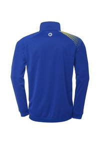 Blå sportsjakke med høj krave, lange ærmer og et tekstureret gult og grønt mønstret detaljer på den højre skulder.