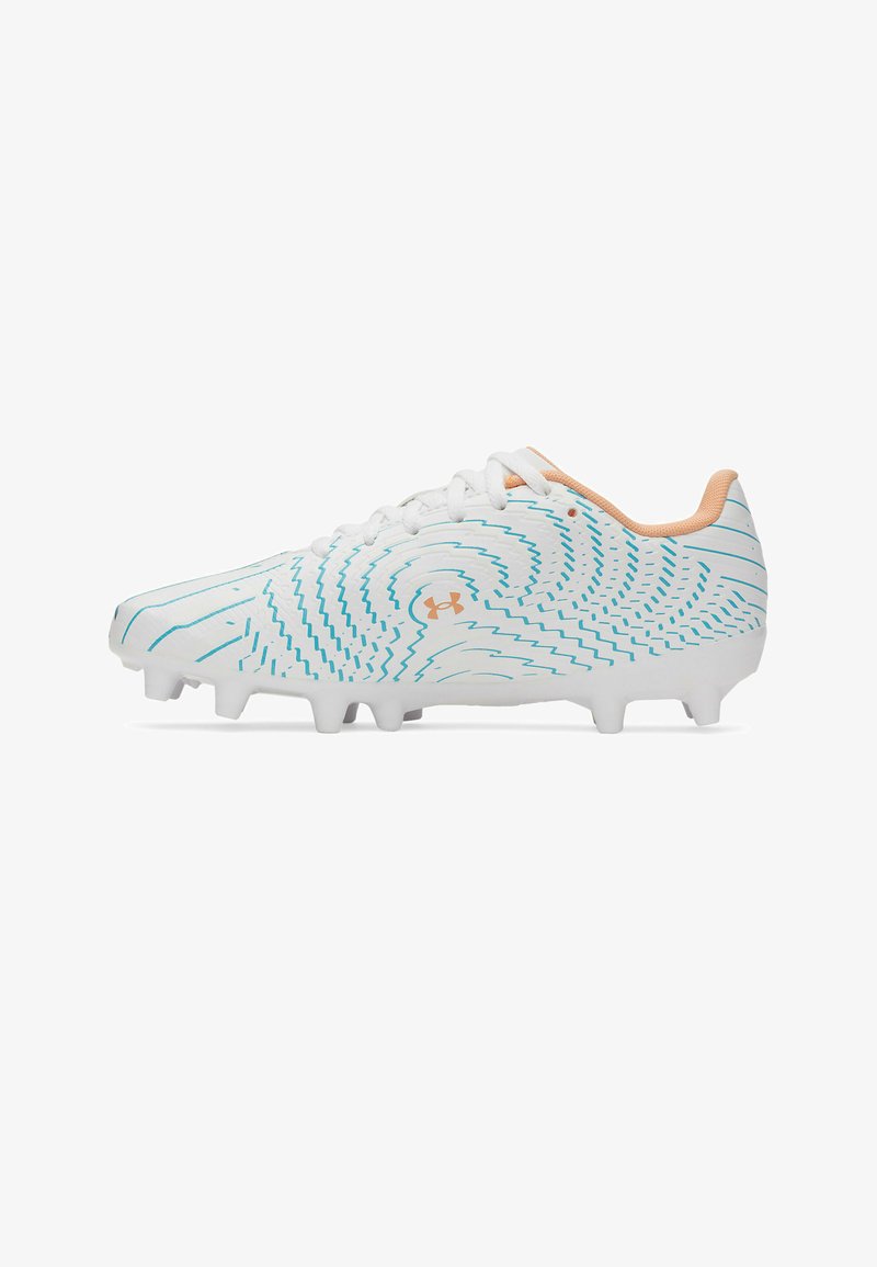 Scarpa da calcio bianca con motivi a onde azzurre, rivestimento interno pesca e logo Under Armour, con tacchetti modellati per il gioco su erba sintetica.
