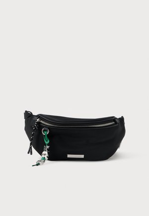 Bolso bandolera negro de nailon con cremallera plateada, accesorios decorativos en verde y negro, y detalle del logotipo en una placa plateada. Cuenta con acentos texturizados.