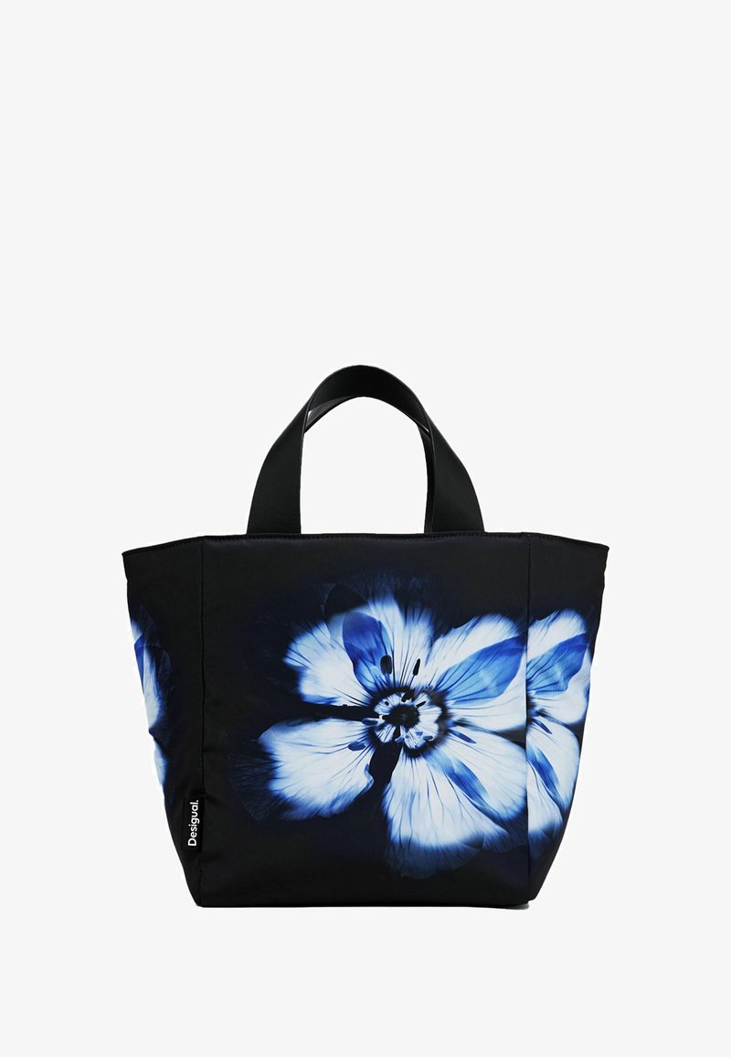 Sac fourre-tout noir avec un grand motif floral bleu. Doté de poignées noires robustes et d'une conception structurée. Fabriqué en matériau durable.