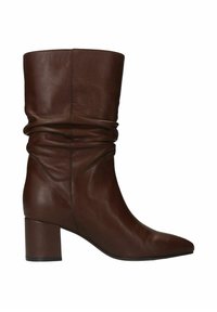 Bottines en cuir marron à design décontracté, à bout pointu et à talon épais. Texture lisse avec des détails de couture minimaux.