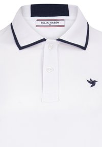Polo blanca hecha de tela texturizada. Presenta un collar azul marino con detalles a rayas y un pequeño logo de ave bordado en el pecho.