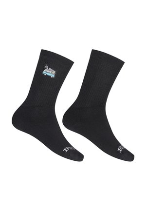 Paar schwarze Crew-Socken mit Rippenstruktur, mit einem kleinen bestickten blauen Campingbus auf der einen Seite und weißem Text auf den Zehen.