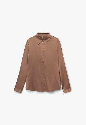 Hnědá košile s dlouhými rukávy vyrobená z hladkého materiálu. Má klasický límec, zapínání na knoflíky a zakulacený lem.