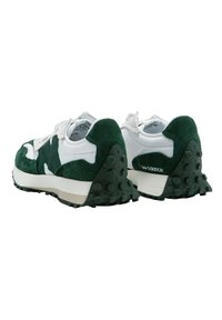 Zapatillas New Balance en blanco y verde oscuro vistas desde atrás, con empuñaduras de goma texturizada en el talón y superposiciones de ante.