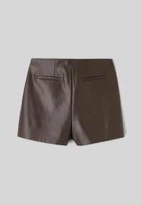 Shorts en cuir marron à la texture lisse et à la coupe ajustée, avec deux poches arrière à ouverture étroite et une taille nette.