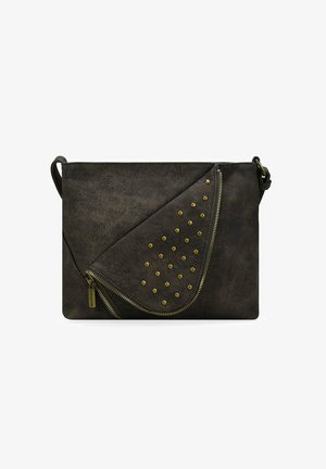 Bolso cruzado de imitación de cuero negro con una solapa diagonal con cremalleras, tachuelas doradas y una correa de hombro desmontable. Textura suave con acentos metálicos.