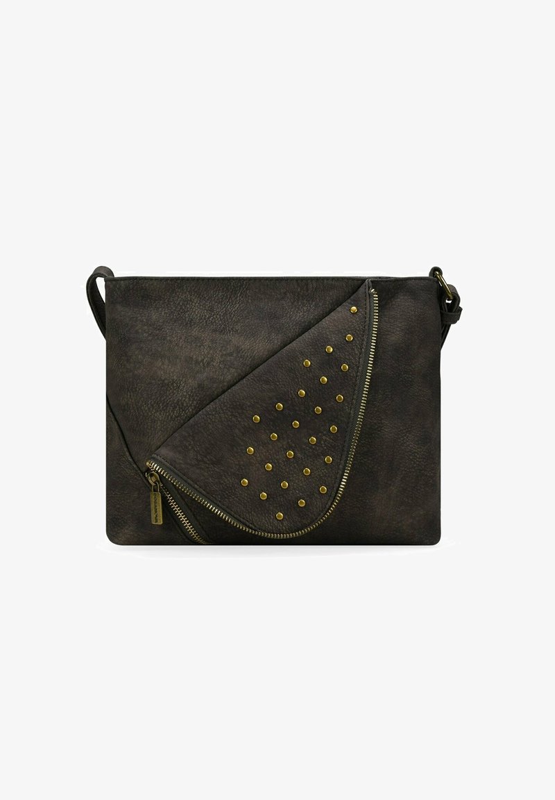 Bolso cruzado de imitación de cuero negro con una solapa diagonal con cremalleras, tachuelas doradas y una correa de hombro desmontable. Textura suave con acentos metálicos.