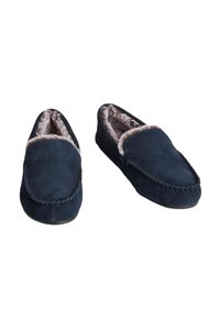 Mocasines de ante azul marino con forro de peluche sintético, diseño de fácil puesta, punta redondeada, detalles cosidos y acabado suave al tacto.