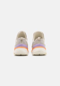 Scarpe da atletica beige con una tomaia in rete, caratterizzate da accenti arancioni, lavanda e viola, e una suola bianca con texture.