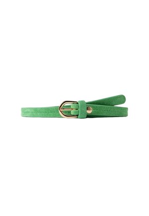 Ceinture fine en daim vert avec boucle métallique dorée, extrémité roulée et bords cousus sur fond blanc.