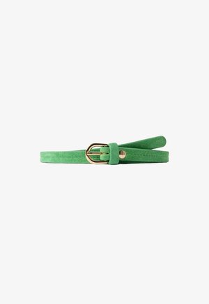 Ceinture fine en daim vert avec boucle métallique dorée, extrémité roulée et bords cousus sur fond blanc.