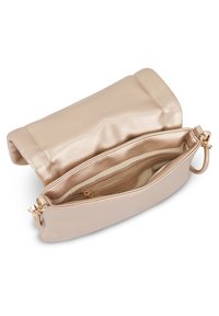 Borsa a mano metallic oro con esterno in pelle liscia. Presenta un compartimento con zip e una tracolla removibile. Interno foderato in tessuto chiaro.