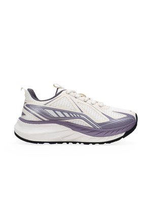 Zapatilla de correr blanca y lavanda con parte superior de malla, media suela texturizada y suela exterior negra contrastante. Presenta acentos reflectantes y cordones.