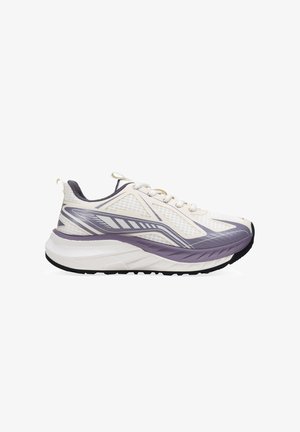 Scarpa da corsa bianca e lavanda con tomaia in rete, intersuola testurizzata e suola nera in contrasto. Presenta dettagli riflettenti e lacci.