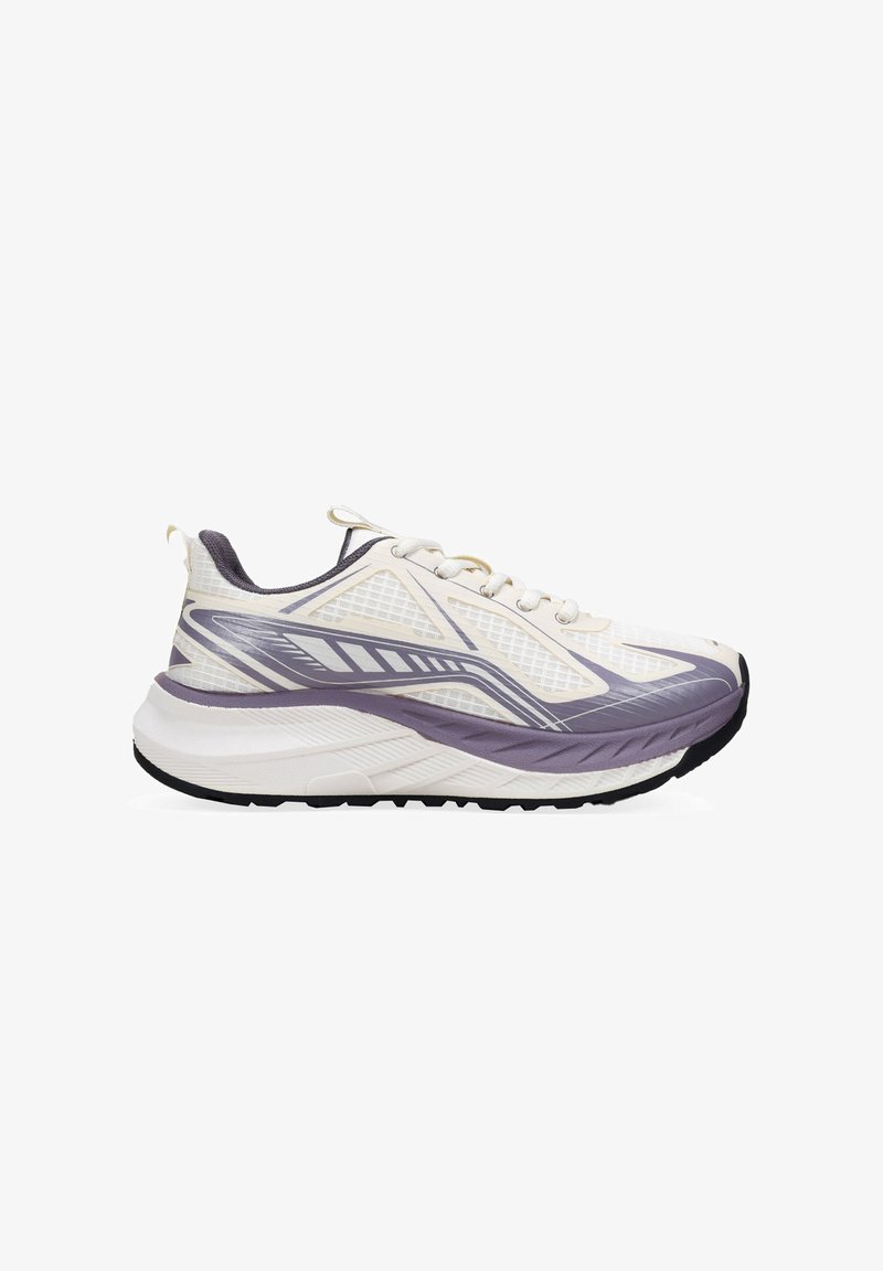 Scarpa da corsa bianca e lavanda con tomaia in rete, intersuola testurizzata e suola nera in contrasto. Presenta dettagli riflettenti e lacci.