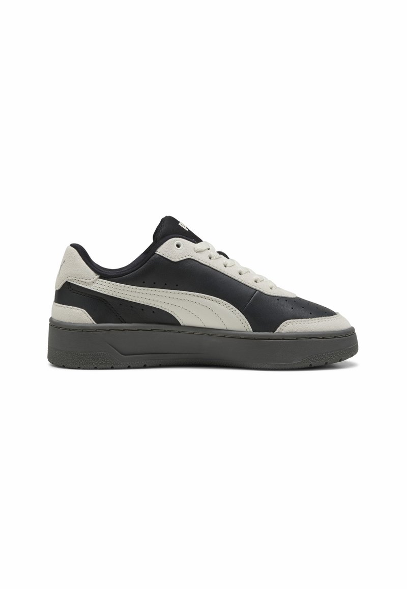 Czarno-szare sneakersy z cholewką wykonaną ze skóry i zamszu, z perforowanymi detalami, wyściełanym kołnierzem oraz grubą gumową podeszwą.