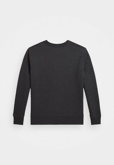 Tumši pelēks krekls, izgatavots no mīkstas auduma, ar apaļu kakla izgriezumu, garām piedurknēm un ribotām aprocēm un apakšmalu. Gluda tekstūra un vienota krāsa.