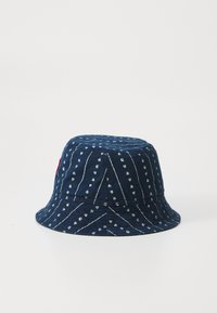 Pălărie de marină tip bucket, cu modele de inimi albe și dungi diagonale. Fabricată dintr-un material textil, având o textură moale și o margine lată, înclinată descendente.