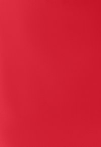 Punane tekstuuritud pind, millel on sile viimistlus, ühtlane värv ja nähtamatud mustrid või aktsendid, luues ühtse tausta efekti.