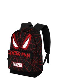 Sac à dos noir avec un design en toile d'araignée rouge, des yeux de araignée blancs et le texte rouge "SPIDER-MAN" et "MARVEL" sur la poche avant. Bretelles rembourrées.