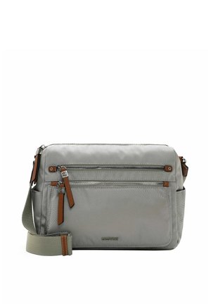 Grijze nylon schoudertas met twee voorritsen, leren accenten, verstelbare schouderriem en een platte basis voor stabiliteit. Eenvoudig, rechthoekig ontwerp.