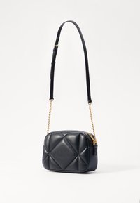 Borsa a tracolla in pelle nera con design trapuntato, forma rettangolare, tracolla in catena dorata e texture liscia. Chiusura a zip nella parte superiore.